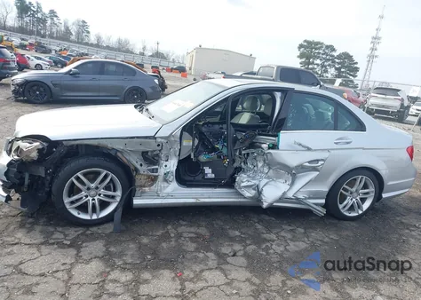 2013 Mercedes-Benz C 250 Sport z USA, uszkodzony, nr VIN WDDGF4HB6DR246391